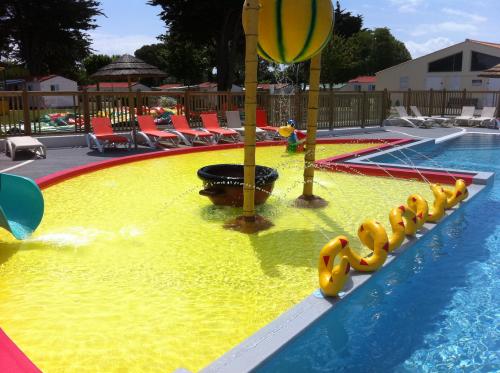 Réalisation de piscines en liner armé pour campings et résidences : solution idéale pour usage intensif, étanchéité durable et finitions sur mesure.