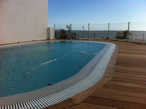 Réalisation de piscines à débordement en liner armé : effet miroir, étanchéité parfaite et finitions haut de gamme dans le Grand Ouest et le Sud-Ouest.