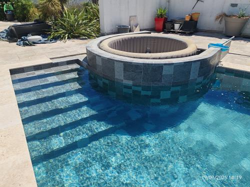 Réalisation de piscines insolites en liner armé : formes libres, projets sur mesure et étanchéité durable pour des bassins uniques et créatifs.