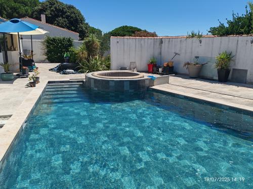 Découvrez nos réalisations de piscines en liner armé : bassins sur mesure, formes libres, escaliers, débordements. Solution durable pour particuliers et professionnels.