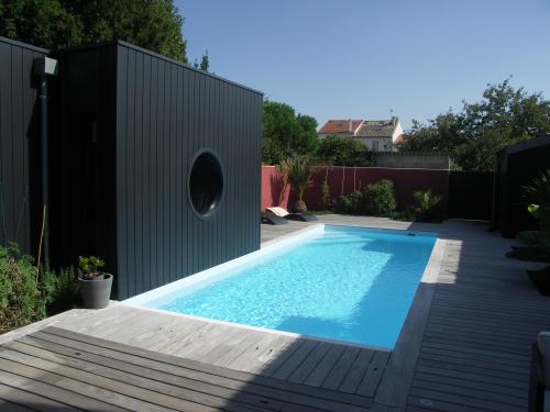 Découvrez le liner armé pour piscine : une membrane ultra résistante, durable jusqu’à 20 ans et adaptée à toutes les formes de bassin. Large choix de finitions.