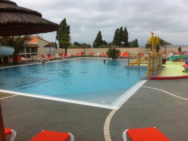 Réalisation d’une piscine au camping Les Peupliers à La Flotte-en-Ré : membrane armée DELIFOL multicolore avec débordement, chantier technique et sur mesure.