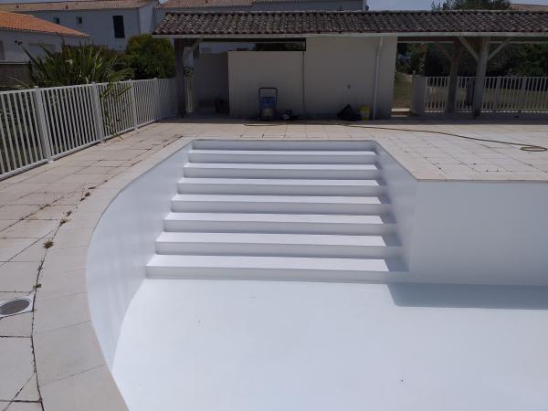 Rénovation d’une piscine en demi-cercle avec escalier en membrane armée ALKORPLAN 150/100 à Dolus d’Oléron. Étanchéité durable et finitions soignées.