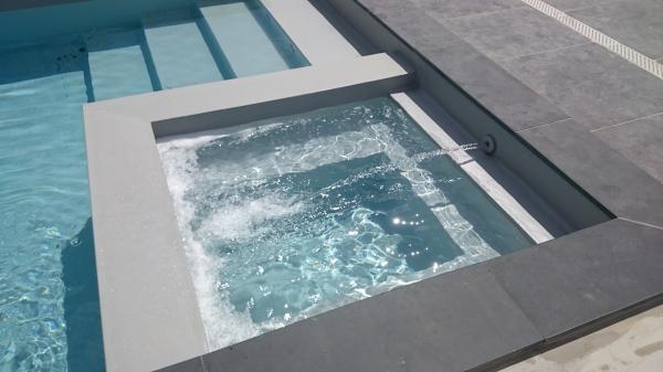 Réalisation d’une piscine SPA à Thouars avec liner en membrane armée : étanchéité durable, finition haut de gamme et espace bien-être sur mesure.