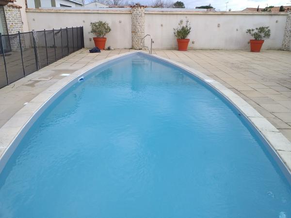 Réalisation d’une piscine en forme de coque de bateau avec membrane armée : design unique, étanchéité parfaite et conception sur mesure haut de gamme.