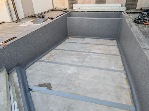 Découvrez notre service professionnel de pose de liner armé pour piscine : préparation du bassin, découpe et soudure sur site, finition impeccable et durabilité jusqu’à 20 ans.