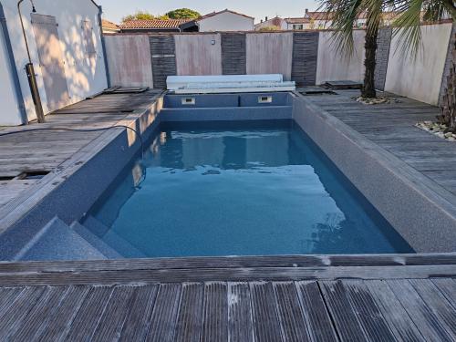 Découvrez notre service professionnel de pose de liner armé pour piscine : préparation du bassin, découpe et soudure sur site, finition impeccable et durabilité jusqu’à 20 ans.