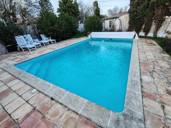 Rénovation de piscine aux Portes-en-Ré : remplacement d’un liner 75/100 usagé par une membrane armée 150/100 bleu pâle, résistante, esthétique et durable.